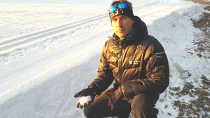 Kim Lönnström är nöjd med kvaliteten på snön från konstisbanan. Kim Lönnström som tränar Borgå Akilles juniorlängdåkare