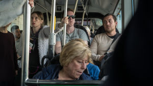 Att stå i bussen ska vara ett undantag, inte en regel säger både Wickström och Pikkarainen. Människor i en buss.