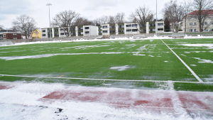 Centrumplan i Ekenäs såg ut så här den 5 mars. EIF skulle spela mot FC Honka/Akatemia första gången den 26 februari. Den matchen flyttades till den 6 mars, men det går ännu inte att spela på Centrumplan i Ekenäs. Därför spelas matchen i Karis. Centrumplan i Ekenäs den 5 mars 2018 kvart över två på eftermiddagen. Litet grön konstgräsplan, men ännu är det snö kvar.