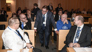 Partifältet hoppas att Timo Soini ska ställa upp i ännu ett val istället för att välja någon bekvämare reträttpost. Timo Soni på Blå framtids partimöte i Tammerfors