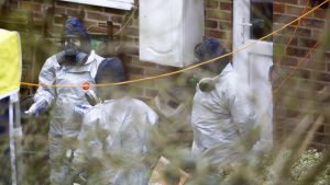 Tekniker undersöker Sergej Skripals hus. Tekniker vid dubbelagenten Sergej Skripals hus