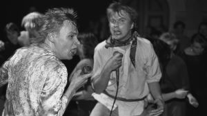 Sielun veljet -yhtye esiintyy Helsingin YO-talolla vuonna 1984. Kuvassa Ismo Alanko ja Jukka Orma.