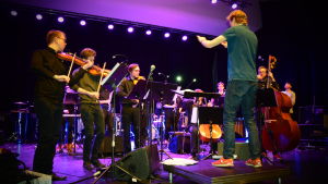 Kapellmästare Eero Lehtimäki leder Game Music Collective. Eero Lehtimäki leder Game Music Collective.