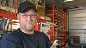 Företagare Wille Törnqvist önskar sig i julklapp att det skulle vara lättare för nya företag att få hjälp av Lovisa stad. Man i svart står inne i en fabrikshall