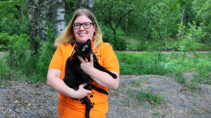Alexandra Orrman tillsammans med katten Sheila. En svart katt i famnen på en ung kvinna.