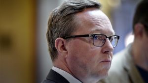 Näringsminister Mika Lintilä följer med oro vad som sker vid fabriken i Lappvik. Mika Lintilä på AI-presskonferens.