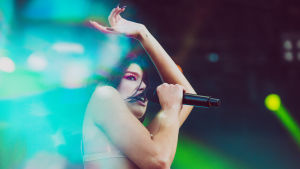 Dua Lipa tarjosi voimaannuttavan ja viihdyttävän pop-show'n. Dua Lipa Ruisrockissa.
