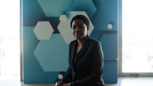 Ruvimbo Zhewe har grundat sin egen konsultfirma, och säger att många zimbabwier har fantastiska visioner, men inte riktigt kunskap om hur de kan förverkligas. Ruvimbo Zhewe har grundat sin egen konsultfirma, och säger att många zimbabwier har fantastiska visioner, men inte riktigt kunskap om hur de kan förverkligas.