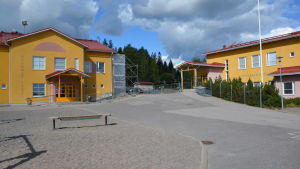 Tanken är att den nya idrottshallen byggs mellan de två skolbyggnaderna. Hindhår skolcenter i Borgå