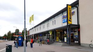 Polisen har haft problem med ungdomar som beter sig störande i Månsas. Polisen patrullerar ofta vid köpcentret Månsasgården. En busshållplats och en livsmedelsaffär i Månsas.