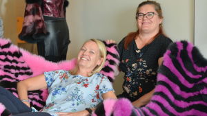 Pia Blomström, till höger i bild, och Lis-Marie Jansson testar pälsbeklädda fåtöljer Pia Blomström och Lis-Marie Jansson på Centrias utbildsningsenhet i Jakobstad visar en fåtöljer med randig päls