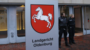 Poliser står utanför domstolsbyggnaden i Oldenburg där rättegången mot den misstänkta massmördaren inleddes. Poliser står utanför domstolsbyggnaden i Oldenburg där rättegången mot den misstänkta massmördaren inleddes