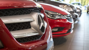 Myynnissä olevia autoja vantaalaisessa autoliikkeessä.