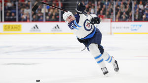 Patrik Laine har nu gått nio matcher utan mål. Patrik Laine avfyrar ett skott.