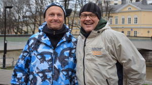Kai Airo och vännen Ilkka tänker inte handla på Black Friday. Kai Airo och vännen Ilkka ler mot kameran vid aura å.