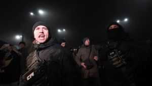 Det var oroligt utanför ryska ambassaden i Kiev på söndag kväll. Flera ukrainska demonstranter samlades utanför ambassaden. Det var oroligt utanför ryska ambassaden i Kiev på söndag kväll. Flera ukrainska demonstranter samlades utanför ambassaden.