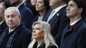 Polisen rekommenderade att även Sara Netanyahu skulle dras inför rätta men åklagaren valde att inte göra det. Sara och Benjamin Netanyahu besökte Paris förra månaden då man firade 100 års minnet av vapenstilleståndsdagen som avslutade första världskriget