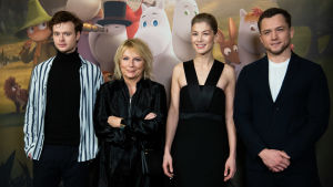 Skådespelare för den engelskspråkiga versionen. Från vänster: Edvin Endre (Snusmumriken), Jennifer Saunders (Mymlan), Rosamund Pike (Muminmamman) och Taron Egerton (Mumintrollet) Skådespelare på Moomin-seriens premiär.