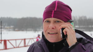 Christel Lundström är ombudsman för skolidrott vid FSI Kvinna talar i en mobiltelefon