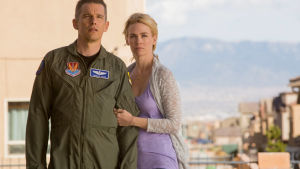 Good Kill. Sotilaspuvussa oleva mies (Ethan Hawke) ja nainen (January Jones) seisovat jonkinlaisella parvekkeella ja katsovat eteensä, jonnekin kauemmas.