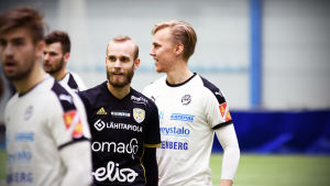 Holmgren provspelade nyligen med SJK. Hampus Holmgren (i svart) mot Haka