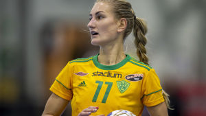 Duktiga Valeriya Kirillova gjorde 89 mål på 14 grundseriematcher den här säsongen. Duktiga Valeriya Kirillova gjorde 89 mål på 14 matcher säsongen 2018-19.