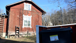 Billnäsbon Asko Holm har bara några steg till kärlet. rött trähus och soptunna