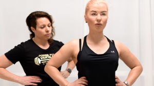 Pidä hyvä ryhti. Suuntaa hengitys kylkiluihin. Hengitä rauhallisesti keskittyen nenän kautta sisään, suun kautta ulos. Maija Jouhki ja Päivikki Koskinen syvä hengitys