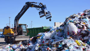 Någonstans här ligger Plasterix Aboensis, Åbolands plastskräp. Grävmaskin och plastavfall i Toppå i Åbo.