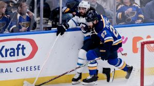 Lagkaptenen Alex Pietrangelo tycker också om att göra livet surt för motståndarens anfallare. Alex Pietrangelo tacklar Mathieu Perreault.