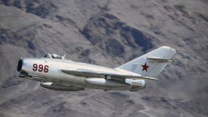 MiG-15 Neuvotoliittolainen hävittäjä MIG-15 lentää taustalla vuoria.