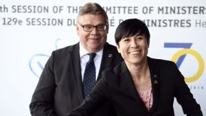 Timo Soini och Norges utrikesminister Ine Marie Eriksen Søreide. Timo Soini och Marie Erikson inför Europarådets 70 års firande.