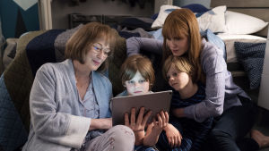 Mary Louise (Meryl Streep), barnbarnen och svärdottern Celeste (Nicole Kidman) tittar på bilder och minns Perry. Mary Louise (Meryl Streep) läser för barnbarnen Josh och Max (Cameron och Nicholas Crovetti) medan deras mamma Celeste (Nicole Kidman) sitter bredvid och lyssnar.