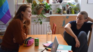 Linnéa (Siri Fagerudd) och Ellen (Vivi Lindberg) inför en tagning. Linnéa (Siri Fagerudd) och Ellen (Vivi Lindberg) inför en tagning i ett kök.