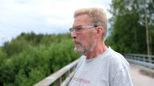 Kim Holstein har själv suttit på vakt vid motorvägen i Kullo. Kim Holstein ser ut över motorvägen, ut ur bilden.