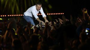 Syatoslav Vakarchuck ordnade gratiskoncert i Kiev inför valet. Hans parti kan göra gemensam sak med Zelenskyis i parlamentet. Partiledaren och rockstjärnan Syatoslav Vakarchuck håller en gratiskoncert i Kiev före parlamentsvalet.