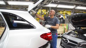 Också bilfabriken i Nystad skulle påverkas av amerikanska tullar för bilar importerade från EU. Arkivbild från Valmet Automotive Oy i Nystad från februari 2017. Också bilfabriken i Nystad skulle påverkas av amerikanska tullar för bilar importerade från EU. Arkivbild från Valmet Automotive Oy i Nystad från februari 2017.