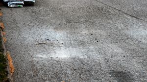 Spår av fredagens räddningsarbete syns ännu på olycksplatsen i Pojo, här i form av pulver från pulversläckaren. Bilbrand vid Shell i Pojo.