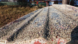 Havstulpaner är svåra att få loss då de väl kommit åt att fästa sig på bottnen. Båtbotten full av havstulpaner.