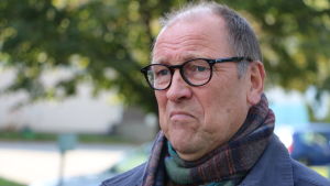 Lars Piira (Saml.) tycker inte folkomröstningen har någon betydelse. En skallig man med runda glasögon ser sur ut.