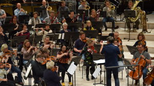 Under repetitionen inför John Williams konserten. Nick Davies dirigerar framför Vanda orkester.