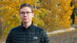 För Tomas Bäck är dialekten en stor del av den humor han skapar. En man i täckjacka ser in i kameran.