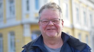 Det tar tid att nöta in nya vanor och serviceformer. Jan-Mikael Ekholm minns när han som ung köpman förlängde mataffärens öppettider från klockan 18 till 19. Det tog länge innan kunderna lärde sig att de också kunde komma senare på kvällen för att handla mat. Jan-Mikael Ekholm i närbild framför Ekenäs gamla stadshus.