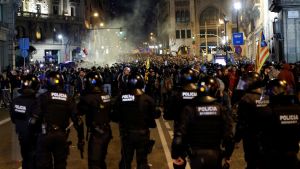 Demonstrationen som till en början förlöpte i fredliga tecken urartade i sammandrabbningar mellan kravallpolis och demonstranter. Flera kravallpoliser står med blicken riktad mot hav av demonstranter i centrala Barcelona.