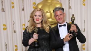 Höger, nej rakt. Hupp, där var det visst enkelriktat. Hmmm..."Let the sky fall, When it crumbles, We will stand tall"....Adele och Paul Epworth med sina Oscars för Bond-signaturen Skyfall Adele och Paul Epworth med sina Oscarstayetter.