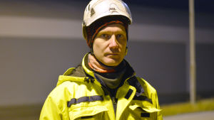 Thomas Bergman säger att Inkoo Shipping har gjort bättre resultat varje år sedan 2016. Också i år väntas nytt rekord i de mängder bulkvaror som hamnbolaget hanterar. En man med hjälm och gula, neonfärgade arbetskläder på ett hamnområde.