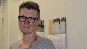 Kirsi Ala-Jaakkola är chef för äldreservicen i Raseborg. Hon är väldigt glad över det engagemang hennes upprop på sociala medier och stadens intranät har lett till. En kvinna med glasögon, kort hår. Bakom, på väggen, hänger en väggkalender.
