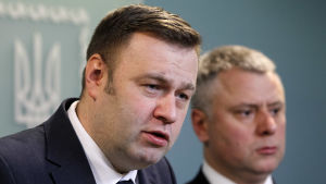 Ukrainas energiminister Oleksyj Orzhel deltog i förhandlingarna. Han talade med pressen om avtalet på lördag 21.12 i Kiev. Två män i kostym.