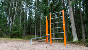 Terrängcyklisterna gillar backarna på Tornberget bakom Hammars konditionsbana. Motionsställningar vid spånbana.