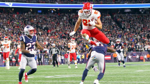 Travis Kelce kan mycket väl vara NFL:s främste tight end. Den närmsta konkurrenten om titeln? 49ers George Kittle. Travis Kelce hoppar över en Patriots-försvarare.